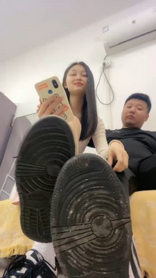 【黑丝诱惑】素女沐沐原味脏长靴踩踏虐乳 YC-220421