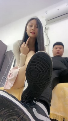 【黑丝诱惑】素女沐沐原味脏长靴踩踏虐乳 YC-220421