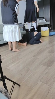 【珂珂女m】在床上被闺蜜白袜踩踏 YC-220430-11