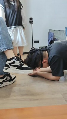 【珂珂女m】在床上被闺蜜白袜踩踏 YC-220430-11