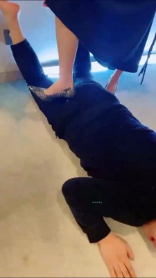 【珂珂女m】在床上被闺蜜白袜踩踏 YC-220430-11