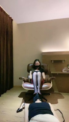 精神小妹第一视角舔脚，裸足黑丝 YC-220501-9