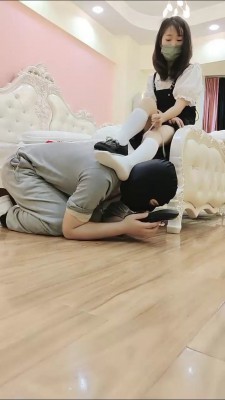 绝美学生s长腿黑丝踩踏脚耳光贱M-18岁学生s黑丝和裸足踩头踹脸脚耳光 YC-220501-6