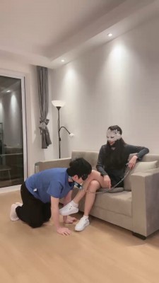 绝美学生s长腿黑丝踩踏脚耳光贱M-18岁学生s黑丝和裸足踩头踹脸脚耳光 YC-220501-6