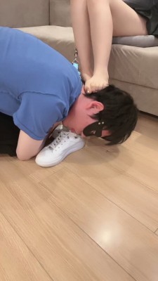 绝美学生s长腿黑丝踩踏脚耳光贱M-18岁学生s黑丝和裸足踩头踹脸脚耳光 YC-220501-6