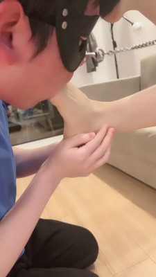 绝美学生s长腿黑丝踩踏脚耳光贱M-18岁学生s黑丝和裸足踩头踹脸脚耳光 YC-220501-6