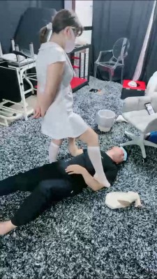 高空跳踩骨裂-120斤跆拳道女孩高空跳踩,被跆拳道学生妹踩断肋骨 YC-220501-8