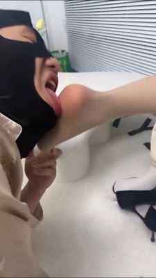 【惑心】女校霸爆踩女奴踩爆