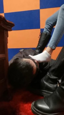 【惑心】女校霸爆踩女奴踩爆
