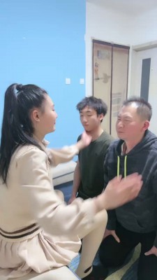 【惑心】女校霸爆踩女奴踩爆