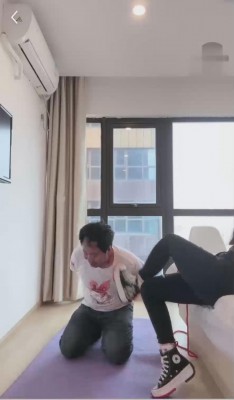 精神小妹超短裙暴虐-真实校园小太妹的疯狂踩踏踢裆吃袜子羞辱 YC-220505-9
