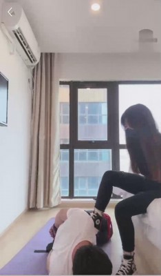 精神小妹超短裙暴虐-真实校园小太妹的疯狂踩踏踢裆吃袜子羞辱 YC-220505-9