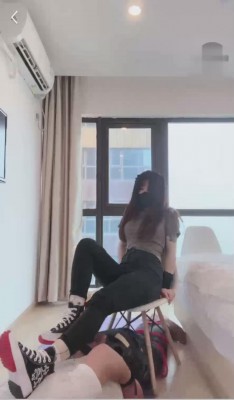 精神小妹超短裙暴虐-真实校园小太妹的疯狂踩踏踢裆吃袜子羞辱 YC-220505-9