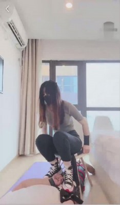精神小妹超短裙暴虐-真实校园小太妹的疯狂踩踏踢裆吃袜子羞辱 YC-220505-9