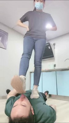 精神小妹超短裙暴虐-真实校园小太妹的疯狂踩踏踢裆吃袜子羞辱 YC-220505-9