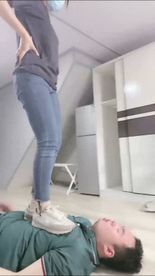 精神小妹超短裙暴虐-真实校园小太妹的疯狂踩踏踢裆吃袜子羞辱 YC-220505-9