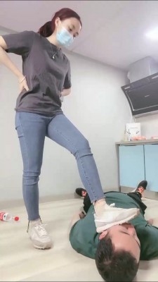 精神小妹超短裙暴虐-真实校园小太妹的疯狂踩踏踢裆吃袜子羞辱 YC-220505-9