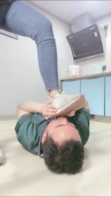 精神小妹超短裙暴虐-真实校园小太妹的疯狂踩踏踢裆吃袜子羞辱 YC-220505-9
