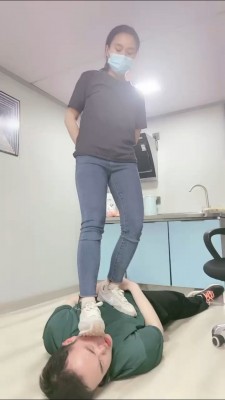 精神小妹超短裙暴虐-真实校园小太妹的疯狂踩踏踢裆吃袜子羞辱 YC-220505-9