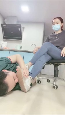 精神小妹超短裙暴虐-真实校园小太妹的疯狂踩踏踢裆吃袜子羞辱 YC-220505-9