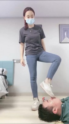 精神小妹超短裙暴虐-真实校园小太妹的疯狂踩踏踢裆吃袜子羞辱 YC-220505-9