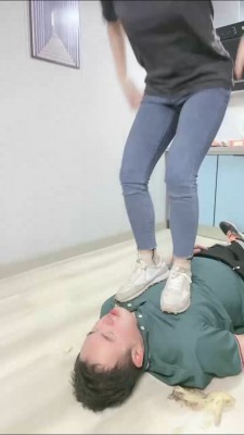 精神小妹超短裙暴虐-真实校园小太妹的疯狂踩踏踢裆吃袜子羞辱 YC-220505-9