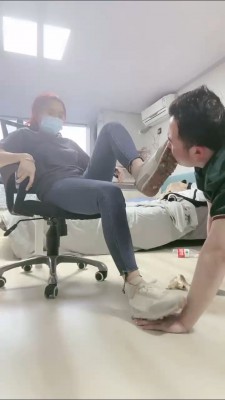 精神小妹超短裙暴虐-真实校园小太妹的疯狂踩踏踢裆吃袜子羞辱 YC-220505-9
