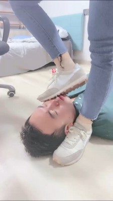 精神小妹超短裙暴虐-真实校园小太妹的疯狂踩踏踢裆吃袜子羞辱 YC-220505-9