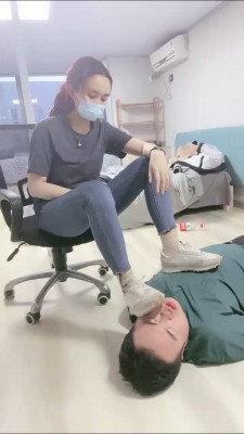 精神小妹超短裙暴虐-真实校园小太妹的疯狂踩踏踢裆吃袜子羞辱 YC-220505-9