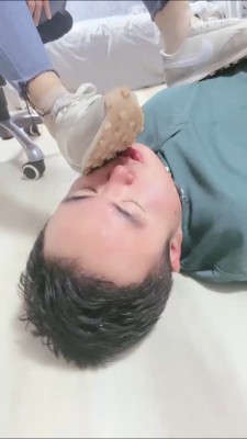 精神小妹超短裙暴虐-真实校园小太妹的疯狂踩踏踢裆吃袜子羞辱 YC-220505-9