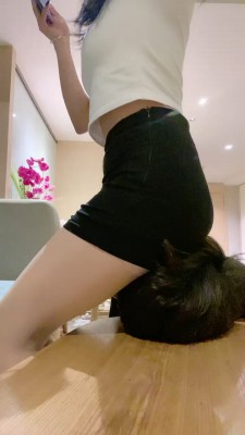 【00后蕬小乃】双人踩踏，肉丝深喉 YC-220506-6