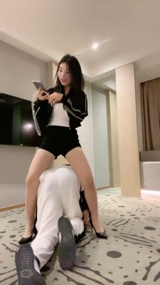 【00后蕬小乃】双人踩踏，肉丝深喉 YC-220506-6
