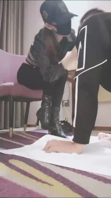 【黑丝诱惑】沐沐水果踩踏喂食调教狗奴舔脏鞋底 YC-220515-9