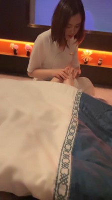 【南国原创】女员工潘婷绑架老板,强迫当狗