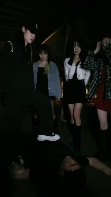 女女SM连续剧《堕落的口红》4集全-女孩遭办公室霸凌被女同事欺负变成奴隶