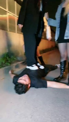 女女SM连续剧《堕落的口红》4集全-女孩遭办公室霸凌被女同事欺负变成奴隶