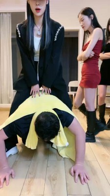 女女SM连续剧《堕落的口红》4集全-女孩遭办公室霸凌被女同事欺负变成奴隶
