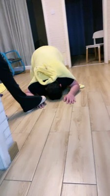 女女SM连续剧《堕落的口红》4集全-女孩遭办公室霸凌被女同事欺负变成奴隶