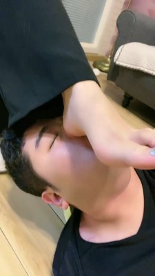 女女SM连续剧《堕落的口红》4集全-女孩遭办公室霸凌被女同事欺负变成奴隶