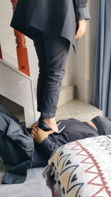 女女SM连续剧《堕落的口红》4集全-女孩遭办公室霸凌被女同事欺负变成奴隶