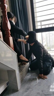 女女SM连续剧《堕落的口红》4集全-女孩遭办公室霸凌被女同事欺负变成奴隶