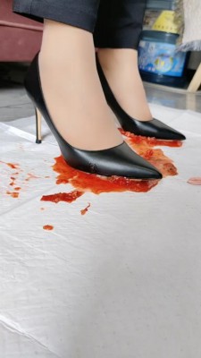 女女SM连续剧《堕落的口红》4集全-女孩遭办公室霸凌被女同事欺负变成奴隶