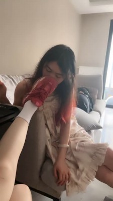 新式黑丝美腿美脚虐颈