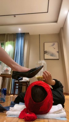 【南国原创】不良女生雯雯把猥琐男踩在地上羞辱