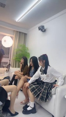 【南国原创】不良女生雯雯把猥琐男踩在地上羞辱