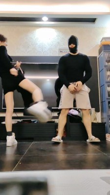 小瑶全体重踩脸踩脖子闻原味白袜