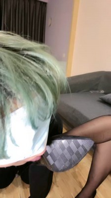 小瑶全体重踩脸踩脖子闻原味白袜