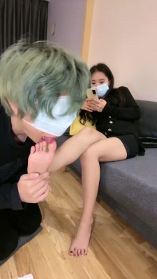 小瑶全体重踩脸踩脖子闻原味白袜
