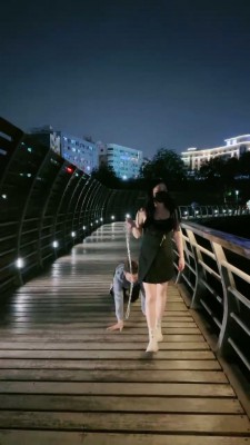 【台湾踩踏俱乐部】Vita和沁姐双主调教胖奴踩头踩手磕头鞭打指甲挠 YC-220525