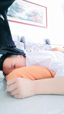 【台湾踩踏俱乐部】鞋跟細如針固定男M踩死